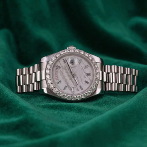 Montre de luxe en acier inoxydable argenté avec lunette sertie de diamants, cadran marbré, affichage du jour, bracelet classique Jubilee - Product Image 1