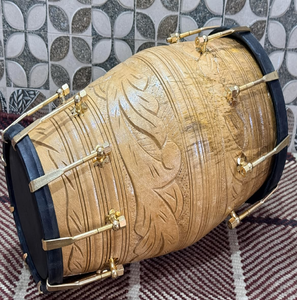 Dholak en bois sculpté à la main, finition naturelle légère, avec chevilles de réglage en laiton et bords noirs, disponible à prix de gros. - Product Image 1