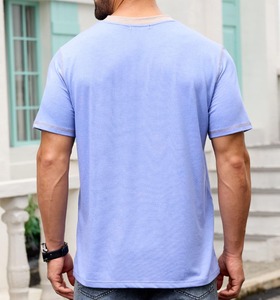 เสื้อยืดคอกลมแขนสั้นสีฟ้าอ่อนสำหรับผู้ชาย แต่งขอบตัดกัน มีกระเป๋า ทรงปกติ สวมใส่สบาย ทรงโอเวอร์ไซส์ ผ้าฝ้าย 100% ระบายอากาศได้ดี - Product Image 2