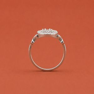 Elegante Anillo de Plata S925 con Moissanita y Halo Floral de Diamantes Redondos para Mujer - Product Image 4