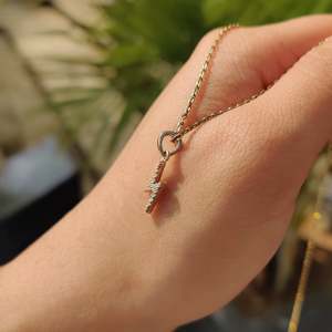 สร้อยคอจี้รูปสายฟ้าประดับโมอิสซาไนต์ทรงบริลเลียนท์สุดหรู ดีไซน์ทันสมัย พร้อมสร้อยเงินแท้ 925 สำหรับผู้หญิง เหมาะสำหรับงานแต่งงาน งานครบรอบ และงานปาร์ตี้ - Product Image 2