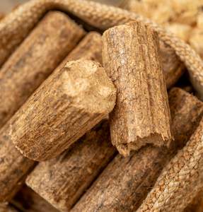 Briquettes de bois de chêne RUF de haute qualité à prix d'usine, qualité supérieure, forme bâton, densité 600-800 kg/m³, 4 % d'humidité, vente en vrac - Product Image 1