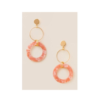 Boucles d'oreilles élégantes en corne, fabriquées à la main, qui mettent en valeur l'esthétique indigène avec une finition artisanale intemporelle.
