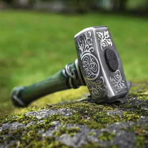 Marteau Viking avec gravure Triskelion, face rectangulaire, poignée texturée, manche en bois, design antidérapant - Product Image 1