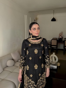 ชุดเสื้อผ้าไหมชีนอนสวยงามพร้อมงานปักดิ้นทองและลายปักดิ้นซารี  ประกอบด้วยเสื้อผ้าไหมชีนอนตัดเย็บสำเร็จพร้อมกางเกงชาราร่าผ้าไหมชีนอนและผ้าคลุมไหล่ - Product Image 2