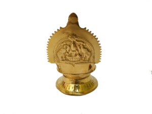 Lampe à huile en laiton Kamatchi Diya gravée, artisanale traditionnelle, support pour Devi Vilakku, Pooja Deepam, pour le temple familial et les festivals du Tamil Nadu - Product Image 4
