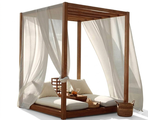 Lit de repos d'extérieur en bois de teck avec baldaquin, rideaux et coussins en éponge, mobilier de piscine moderne tropical pour usage en resort, Indonésie - Product Image 6
