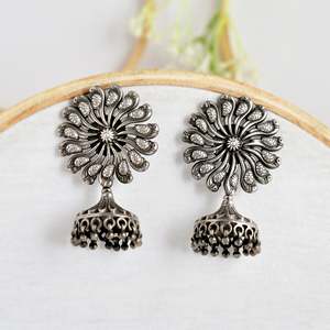 Pendientes Elegantes Estilo Jhumki de Meera Jaipur Mayuri para Mujer - Product Image 3