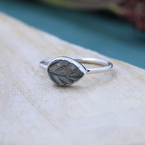 Bague en argent sterling 925 sculptée à la main en forme de feuille de labradorite naturelle, avec pierre précieuse sculptée en forme de poire, pour femme - Product Image 3