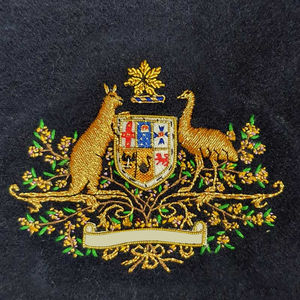 Écussons brodés sur mesure de qualité supérieure avec fil de bullion, épingles de sécurité, logo personnalisé, tissu sergé doré - Product Image 3