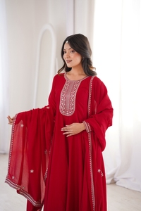 Vestido Anarkali de seda Vichitra pesada con bordado Jari, mangas Churidar, borlas y dupatta, conjunto completamente cosido. - Product Image 3
