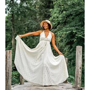 Robe longue bohème pour femme, col halter, avec empiècements en dentelle, idéale pour l'été, la plage et les vacances - Product Image 1