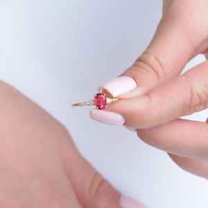 แหวนหมั้นทับทิมรูปไข่สีแดง ทับทิมแท้รับรองคุณภาพ เงินแท้ 925 ชุบทอง 14K แหวนเรียบหรู ของขวัญ - Product Image 5