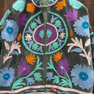 Chaqueta de terciopelo bordada con motivos florales bohemios para mujer, abrigo étnico vintage de gran tamaño con apliques de ganchillo hechos a mano. - Product Image 3