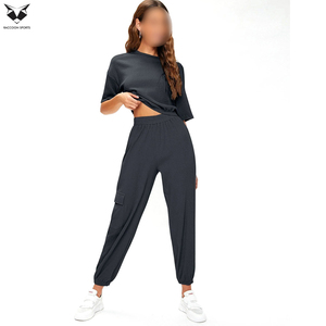 Conjunto deportivo de dos piezas para mujer, top corto y pantalones jogger, ideal para viajes, descanso y ejercicio. - Product Image 3