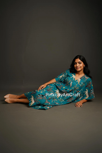 Robe Kaftan en Coton Écologique Faite à la Main pour Femme, Col en V, Tenue d'Été Décontractée, Imprimé Animalier Jungle Safari, Manches Longues Chauve-Souris - Product Image 6