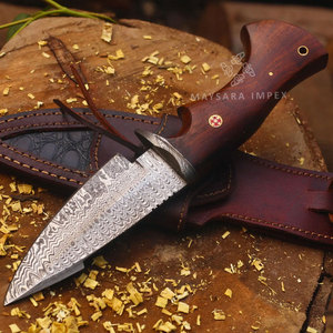 Couteau de chasse artisanal en acier Damas avec manche en bois de rose de qualité supérieure et étui en cuir – Outil de survie extérieur ultra-affûté - Product Image 1
