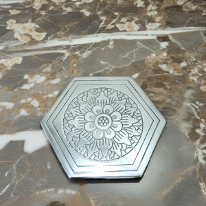 Dessous de verre classiques en métal coulé hexagonal avec motifs de gravure Tampons en ardoise vierges Tapis de boisson durables emballés en vrac pour les événements - Product Image 2