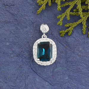 Colgante Clásico de Plata de Ley 925 con Topacio Azul de Londres de 10x8mm, Corte Cojín Largo, con Halo de Circonita Cúbica - Product Image 6