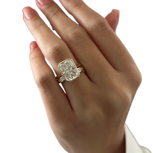 Conjunto nupcial de lujo con diamante cultivado en laboratorio de 5 quilates, corte radiante alargado, con banda de media eternidad en oro de 14K, 18K o platino. - Product Image 2
