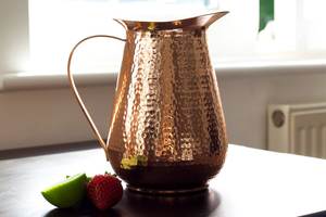 Ensemble de carafes en cuivre pour une solution compacte en cuisine, ensemble en métal avec verres, durable, réutilisable, vaisselle de cuisine et de salle à manger. - Product Image 6
