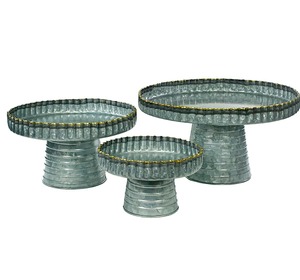 Juego de 3 Soportes Redondos para Pastel de Metal, Acabado Galvanizado Hecho a Mano con Detalles en Dorado - Product Image 1