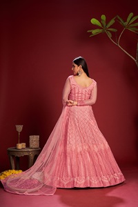 ชุดอานาร์กาลีผู้หญิงสุดหรู แขน 3/4 ผ้าเน็ตเครป แบบเย็บกึ่งสำเร็จรูป สำหรับงานแต่งงานและงานเฉลิมฉลอง - Product Image 3