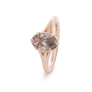 Bague solitaire élégante en or poli miroir avec diamant de laboratoire champagne taille ovale 1 carat, style vintage, 6 griffes - Product Image 5