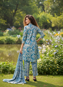 Ensemble coordonné de luxe à imprimé floral pour femme, kurta et pantalon asymétriques ethniques contemporains, avec foulard assorti, idéal pour les soirées, en polyester - Product Image 4