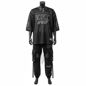 Ensemble de vêtements de sport pour homme en maille polyester haute qualité 180 GSM, maillot et pantalon cargo, noir, logo personnalisé, 2 pièces - Product Image 1