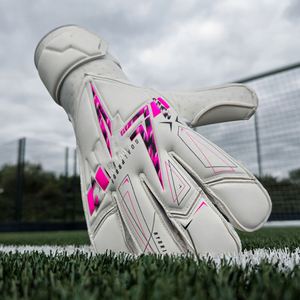 Gants de gardien de but de football Goalproof blancs et roses, impression par sublimation, matériau PU, antidérapants, respirants, protection des doigts, fermeture auto-agrippante - Product Image 4
