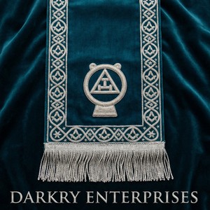 Faja Masónica Bordada a Mano con Hilo de Oro, Terciopelo Negro, con Tres Cúpulas y Flecos Dorados, Regalia Personalizada - Product Image 5