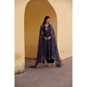 ROBE IMPRIMÉE EN SOIE AVEC DENTELLE IMPRIMÉE DUPATTA BLEU MARINE - Product Image 1