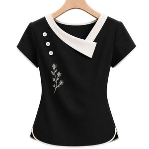 T-shirt asymétrique noir pour femme à col en V et manches courtes, broderie florale blanche, bordure contrastante, détails boutonnés, décontracté, personnalisable, vente en gros - Product Image 1