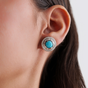 Nouvelle collection tendance de boucles d'oreilles à clous en or blanc 14 carats, avec turquoise taille cabochon et diamants ronds en double grappe, fabriquées à la main - Product Image 2