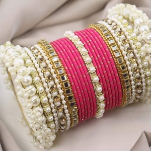 Ensemble de bracelets noirs ornés de perles dorées avec un motif diamanté pour femmes - Product Image 1