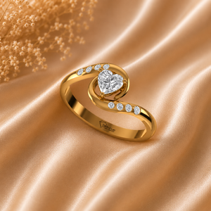 Anillo de compromiso romántico con diamante talla corazón en oro amarillo con halo y diamantes laterales para mujer, estilo romántico - Product Image 1