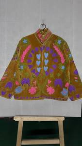 Chaqueta de Terciopelo Bordada Estilo Boho Suzani, Patrón de Corazones Coloridos, Chaqueta de Terciopelo Bordada Floral Hecha a Mano - Product Image 6