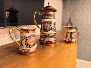 แก้วทองแดงทำมือพร้อมหูจับ ลายดอกไม้แบบดั้งเดิม เหมาะสำหรับโอกาสพิเศษและเป็นของขวัญ นำเข้าจากอินเดีย - Product Image 4