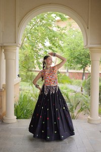 Hermoso Lehenga Choli Negro de Diseñador con Conjunto de Lehenga para Mujer, con Trabajo de Espejos, para Navratri, Garba, Festivales, Bodas y Fiestas - Product Image 4