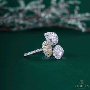 Anillo de compromiso de oro blanco de 18 quilates con esmeralda ovalada amarilla de 2.49 quilates y diamantes talla pera en racimo, con triple halo multiforma para mujer - Product Image 4