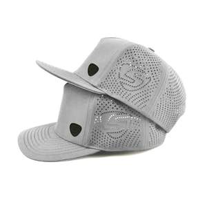 Gorra Deportiva Personalizada de 5 Paneles, 100% Poliéster, con Parche de Goma con Logotipo, Perforada con Corte Láser, Impermeable, para Golf y Béisbol - Product Image 3