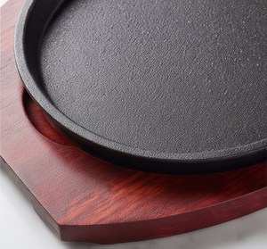 Plancha redonda de hierro fundido con mango y base de madera para asar en mesa, para comidas a la parrilla, uso profesional en la cocina. - Product Image 6