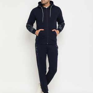 Ensemble de survêtement décontracté pour homme avec tissu doux et pantalon fuselé, idéal pour le sport ou les sorties décontractées - Product Image 1