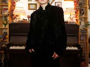 Blazer vintage des années 80 en velours noir froissé avec col mandarin - Product Image 2