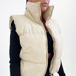 Gilet matelassé en toile imperméable pour femme, style streetwear, avec capuche, fermeture éclair sur le devant, logo personnalisé et design sans manches - Product Image 4