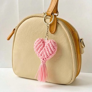 Porte-clés en forme de cœur, objet décoratif, charme en macramé fait main, parfait pour les sacs, les clés et la décoration de la maison - Product Image 2