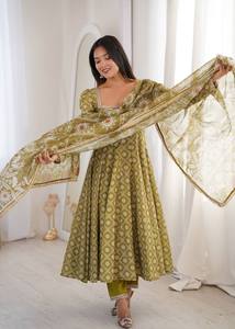 AARIKA TEXTILE – Ensemble Salwar Farshi pour femme, moderne et haut de gamme, en soie Chinon, avec broderie lourde et bordure en dentelle fantaisie, idéal pour les occasions traditionnelles et festives - Product Image 5