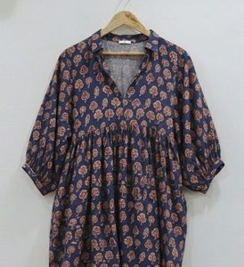 Robe mi-longue traditionnelle indienne pour femme, 100 % coton, faite main, tissée, motif floral dessiné à la main, col en V, manches bouffantes, coupe trapèze, formelle, naturelle - Product Image 3