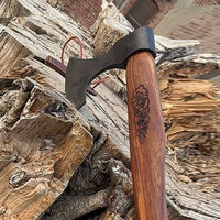 Hache Viking de style authentique, inspirée de l'industrie scandinave, avec tête en acier au carbone de 4 3/4 pouces et manche en bois, pour décoration historique et utilisation extérieure.
